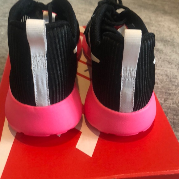 New girls Nike roshe one flight weight shoes - Picture 5 of 5